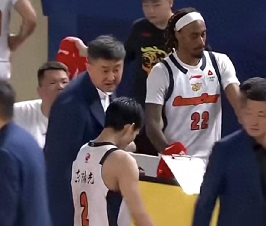 B体育官方网站-不是张皓嘉!不是杜润旺!杜锋训斥2人10中0,奎因失误徐杰挨批