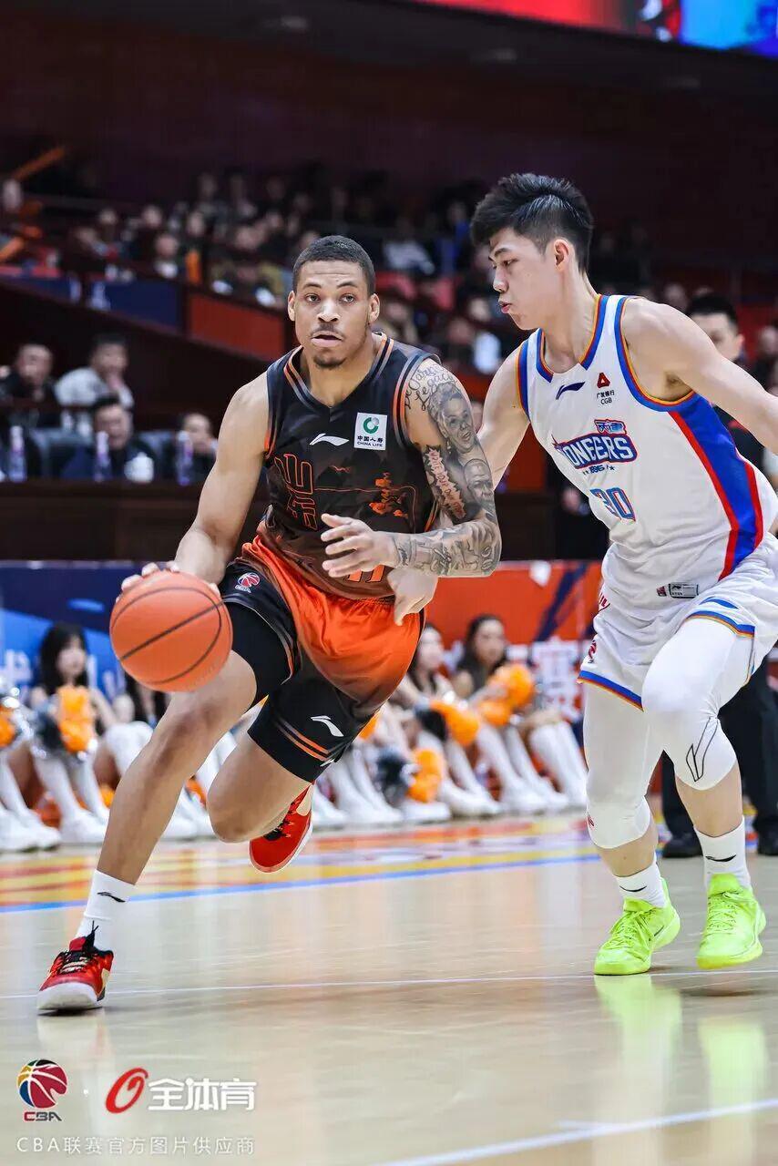 B体育-山东男篮外援大洗牌:克里斯稳坐钓鱼台,其余四人命悬一线